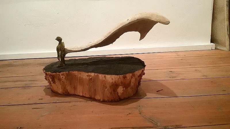 Airman — Vista 2, escultura en madera de Stefan Seitz