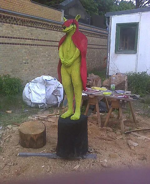 Edward — Vista 2, escultura en madera de Stefan Seitz
