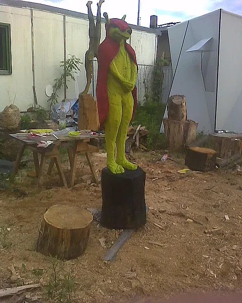 Edward — Vista 3, escultura en madera de Stefan Seitz