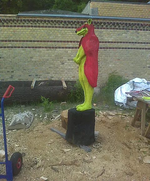 Edward — Holzskulptur von Stefan Seitz, Holz, farbig gefasst