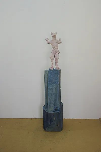 Linda — Holzskulptur von Stefan Seitz, Linde, farbig gefasst