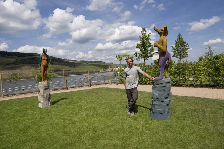 Theresa und Antonie — Holzskulptur von Stefan Seitz, Holz, farbig gefasst