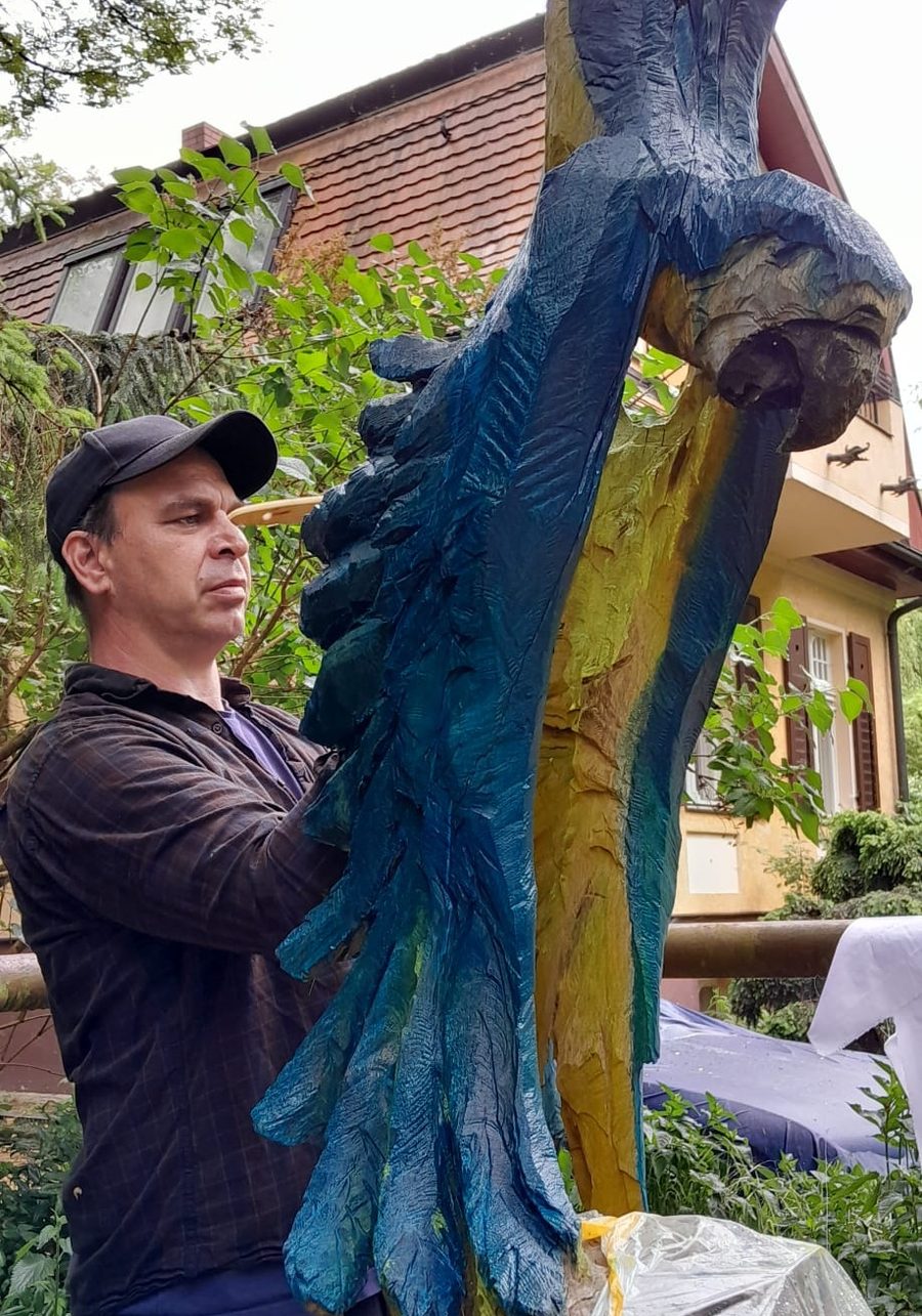 Stefan Seitz beim Neufassen der Skulptur Emilio